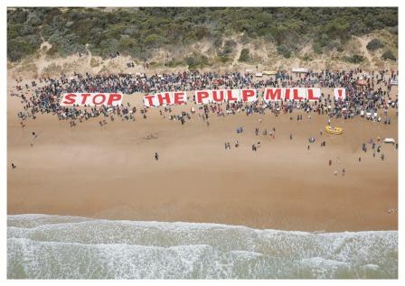 Beach protest in Brazil to "Stop the pulp mill!" Beach protest in Brazil to "Stop the pulp mill!"