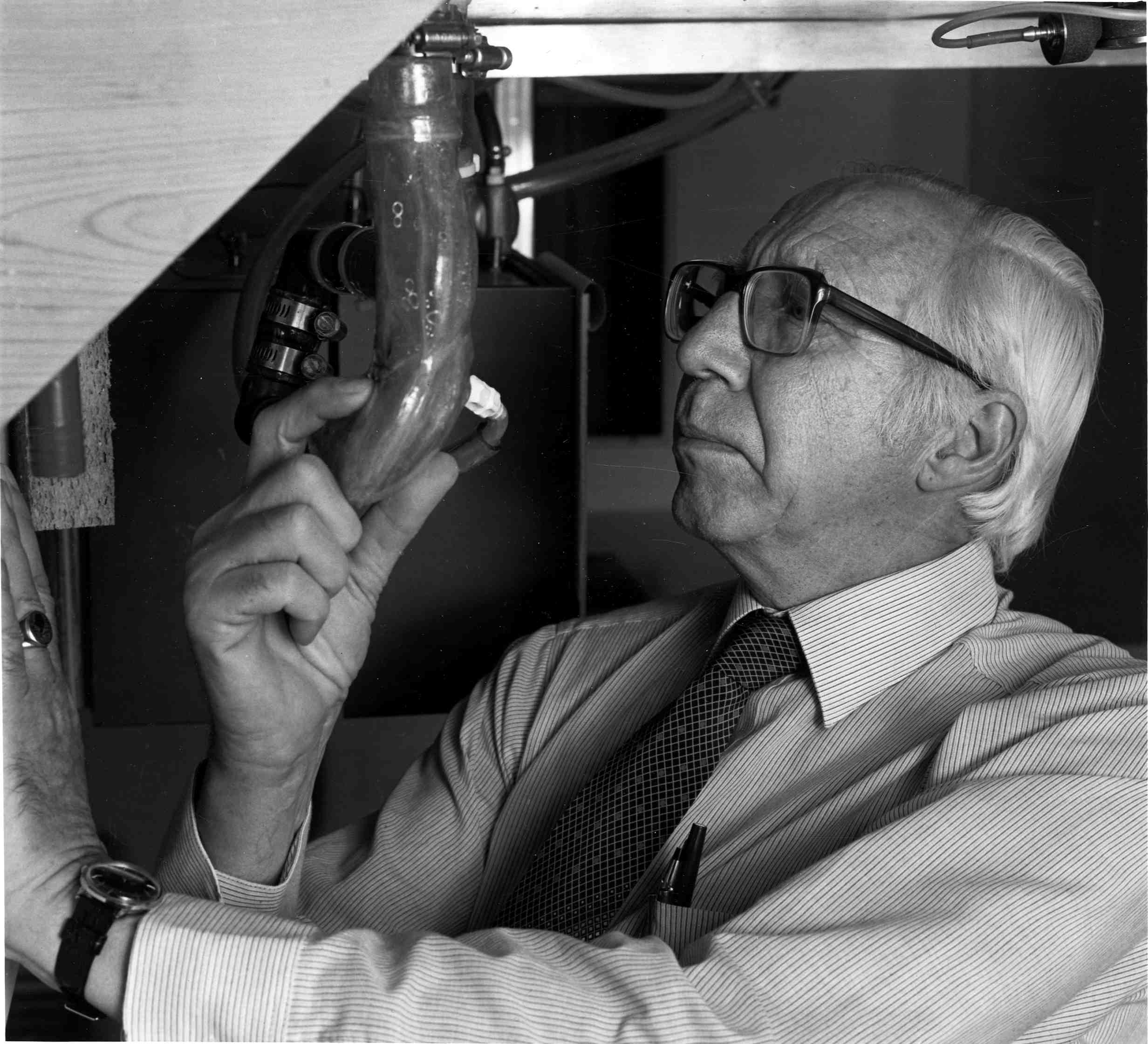 Willem Johan Kolff working on an experimental artificial heart machine